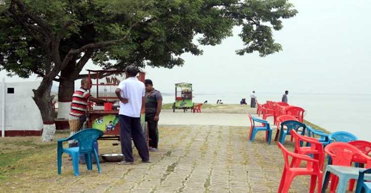 রঙিন পর্দার আড়ালে এক প্লেট চটপটির মূল্য সাড়ে ৩শ’ টাকা