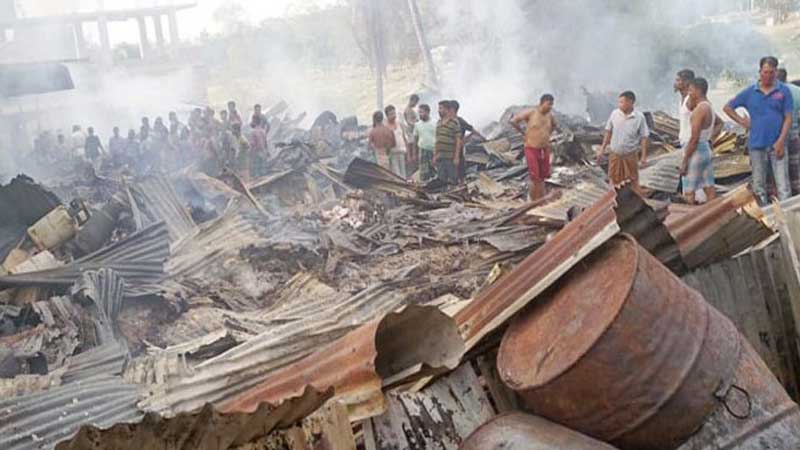 ​​বরকলের ছোট হরিণাবাজারে আগুনে পুড়ে গেছে ২৮টি দোকান