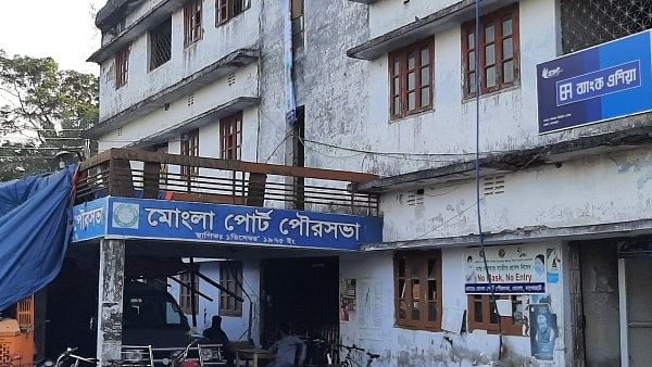 মোংলা পোর্ট পৌরসভা এলাকায় বিশেষ বিধিনিষেধ ঘোষণা করেছে মোংলা উপজেলা প্রশাসন।