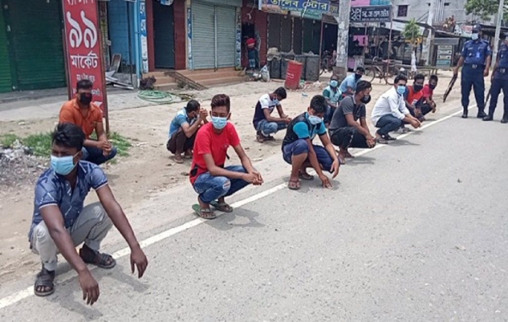 মাস্ক না পরায় রোদে বসিয়ে শাস্তি
