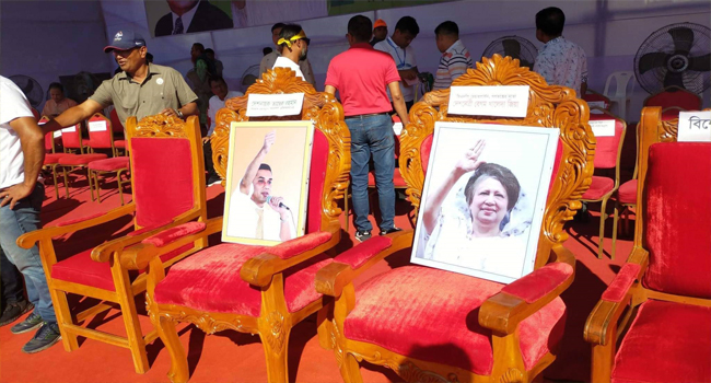 কুমিল্লায় বিএনপির গণসমাবেশের মঞ্চে দলীয় চেয়ারপারসন খালেদা জিয়ার জন্য খালি চেয়ার রাখা হয়েছে।