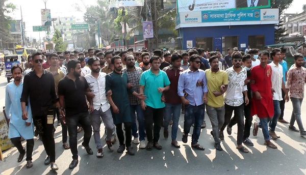 বগুড়া আ’লীগ জেলা কার্যালয়ে তালা দিয়েছে ছাত্রলীগ ,খেলা শুরুর ঘোষণা দিয়ে ছাত্রলীগের বিক্ষোভ মিছিল