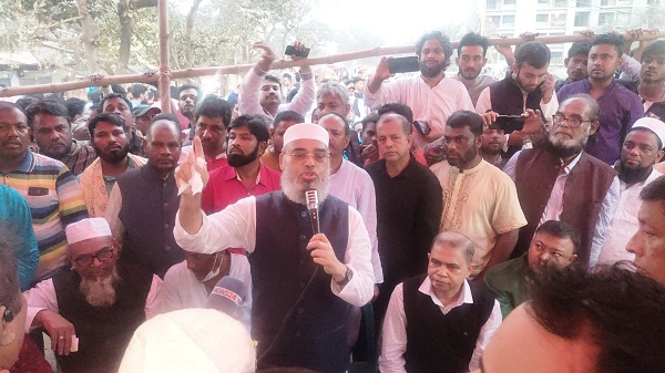 ঢাকার  প্রবেশমুখ উত্তরার আব্দুল্লাহপুরে সড়ক দখল করে অবস্থান নিয়েছে আওয়ামী লীগের প্রায় হাজারো নেতাকর্মী।