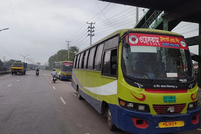 জাহাঙ্গীরনগর বিশ্ববিদ্যালয়ের শিক্ষার্থীকে মারধরের অভিযোগে চারটি বাস আটক
