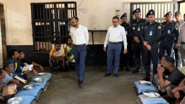 জেলা কারাগার পরিদর্শনে জেলা প্রশাসক