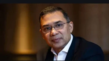 নির্বাসিত জীবন থেকে ফিরে প্রধানমন্ত্রী