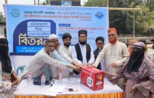 নাজাত ইসলামী মারকাজের উদ্যাগে রিক্সা ও সেলাই মেশিন বিতরণ