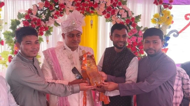বন্ধুর বিয়েতে ব্যতিক্রমী উপহার অকটেন!
