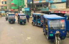 তেল ও গ্যাসের দাম বেড়েনি, বেড়েছে টমটম ভাড়া, যাত্রীদের ক্ষোভ